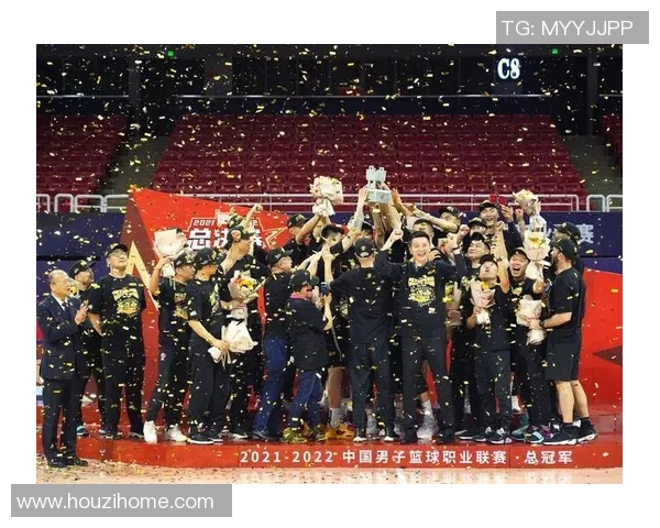 辽宁队夺得CBA总冠军后球迷狂欢场面感人 辽宁队夺得CBA总冠军后球迷狂欢场面感人